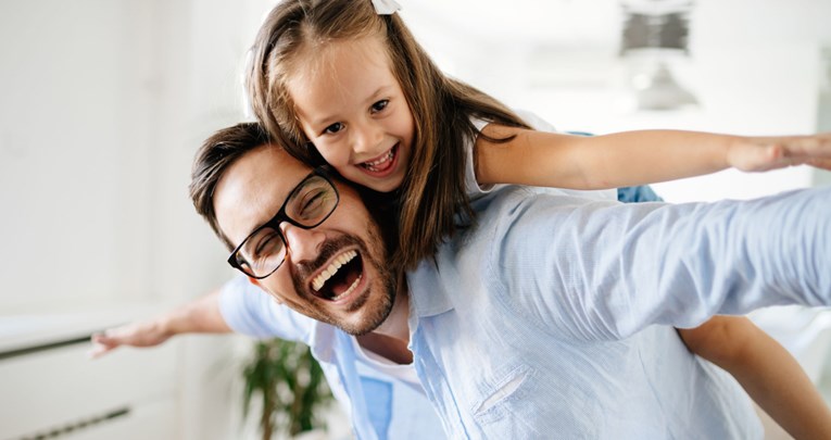 Istraživanje tvrdi da su tate sretniji od mama, otkriveno i zašto